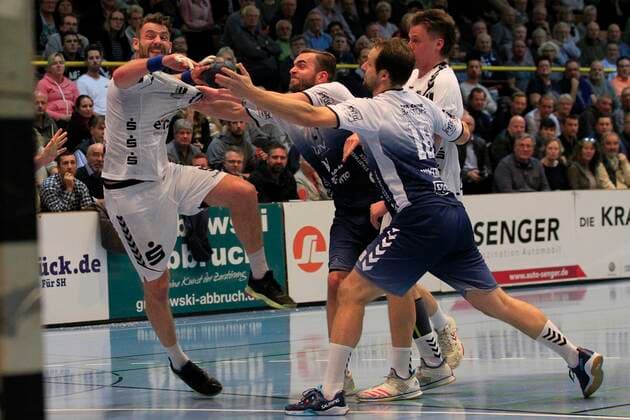 2 Bundesliga Handball VfL Luebeck Schwartau EHV Aue 21 11 2019, Hansehalle Luebeck, GER, 2 Bundesliga Handball VfL Luebeck Schwartau EHV Aue picture shows Ladislav Brykner EHV Aue wins against Steffen Köhler Koehler VfL Luebeck Schwartau and Martin Waschul VfL Luebeck Schwartau nordphotox xTauchnitz nph00059