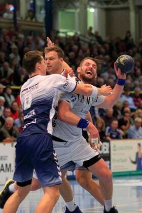 2 Bundesliga Handball VfL Luebeck Schwartau EHV Aue 21 11 2019, Hansehalle Luebeck, GER, 2 Bundesliga Handball VfL Luebeck Schwartau EHV Aue picture shows Ladislav Brykner EHV Aue is stopped by Mex Raguse VfL Luebeck Schwartau and Fynn Ranke VfL Luebeck Schwartau nordphotox xTauchnitz nph00059