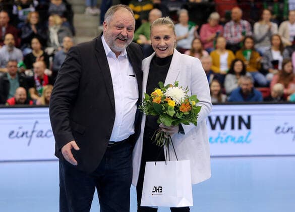 BAU 21 11 2019 Stuttgart Handball Women Germany vs Montenegro, v l DHB President Andreas Michelmann bids farewell to Saskia Lang