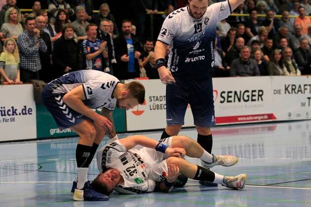 2 Bundesliga Handball VfL Luebeck Schwartau EHV Aue 21 11 2019, Hansehalle Luebeck, GER, 2 Bundesliga Handball VfL Luebeck Schwartau EHV Aue picture shows injured injury pain Kevin Lux EHV Aue holds his knee, Thees Glabisch VfL Luebeck Schwartau troestet nordphotox xTauchnitz nph00059