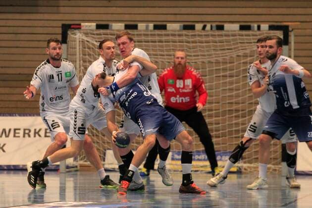 2 Bundesliga Handball VfL Luebeck Schwartau EHV Aue 21 11 2019, Hansehalle Luebeck, GER, 2 Bundesliga Handball VfL Luebeck Schwartau EHV Aue in picture shows Markus Hansen VfL Luebeck Schwartau is brutally stopped by Petr Slachta EHV Aue nordphotox xTauchnitz nph00059
