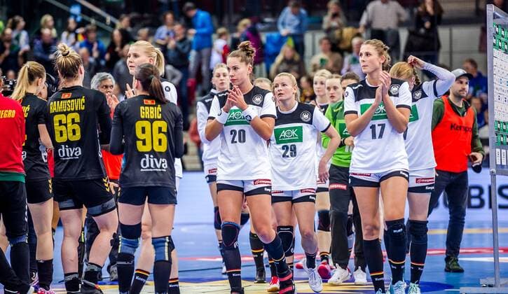A cracked mood after defeat against Montenegro Emily Boelk DEUTSCHLAND 20 Antje Lauenroth DEUTSCHLAND 29 Alicia Stolle Germany 17 Germany Montenegro international match SCHARRena Stuttgart Baden Wuerttemberg Germany Stuttgart 21 11 19 handball international match , Stuttgart Baden Wuerttemberg Germany