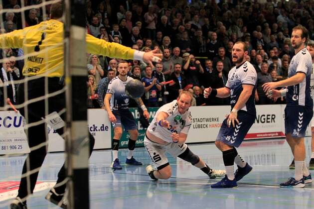 2 Bundesliga Handball VfL Luebeck Schwartau EHV Aue 21 11 2019, Hansehalle Luebeck, GER, 2 Bundesliga Handball VfL Luebeck Schwartau EHV Aue in picture shows Bengt Bockhorn EHV Aue scores the equalizer to 23 23 against goalkeeper Marino Mallwitz VfL Luebeck Schwartau, Jan Schult VfL Luebeck Schwartau and Martin Waschul VfL Luebeck Schwartau can do nothing more nordphotox xTauchnitz nph00059