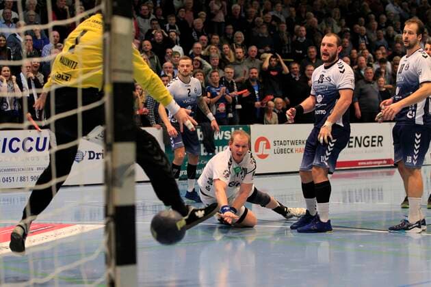 2 Bundesliga Handball VfL Luebeck Schwartau EHV Aue 21 11 2019, Hansehalle Luebeck, GER, 2 Bundesliga Handball VfL Luebeck Schwartau EHV Aue in picture shows Bengt Bockhorn EHV Aue scores the equalizer to 23 23 against goalkeeper Marino Mallwitz VfL Luebeck Schwartau, Jan Schult VfL Luebeck Schwartau and Martin Waschul VfL Luebeck Schwartau can do nothing more nordphotox xTauchnitz nph00059