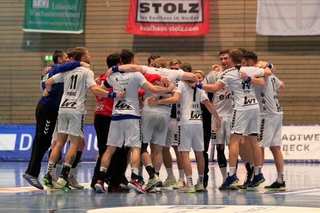 2 Bundesliga Handball VfL Luebeck Schwartau EHV Aue 21 11 2019, Hansehalle Luebeck, GER, 2 Bundesliga Handball VfL Luebeck Schwartau EHV Aue pictured picture shows EHV Aue cheering circle after the 23 23 draw against VfL Luebeck Schwartau nordphotox xTauchnitz nph00059