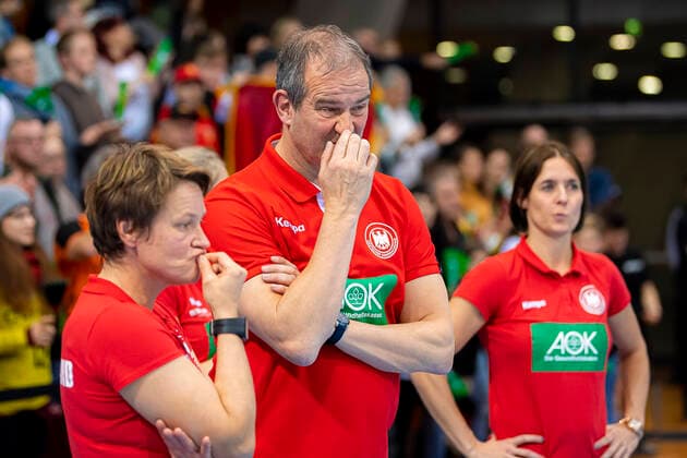 Stuttgart, Germany 21 November 2019 EHF Women Test match Germany vs Montenegro v li Coach Heike Horstmann Germany , Coach Henk Groener Germany dissatisfied disappointed disappointed defeated frustrated, Stuttgart Scharrena Germany