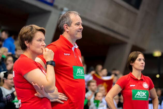 Stuttgart, Germany 21 November 2019 EHF Women Test match Germany vs Montenegro v li Coach Heike Horstmann Germany , Coach Henk Groener Germany thoughtfully brooding brooding brooding Stuttgart Scharrena Germany