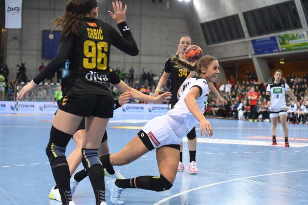 Alicia Stolle Germany , Jenny Behrend Germany , Germany Montenegro, test match handball women national team, SCHARRena Stuttgart, 21 11 2019 Germany Montenegro, test match handball women national team, SCHARRena Stuttgart, 21 11 2019 Stuttgart Copyright: xMemmlerx Eibner-Pressefotox EP_mmr