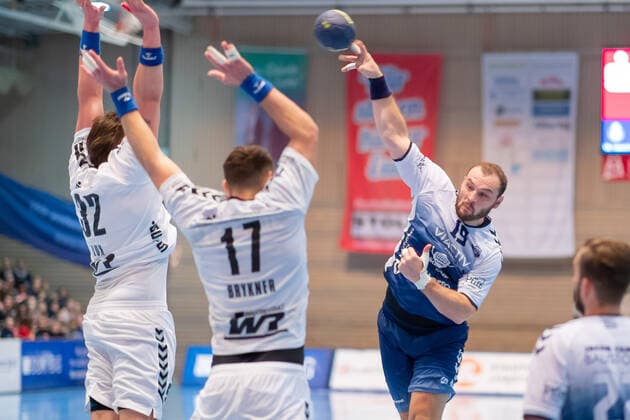 Jan Schult Nr 19, VfL Luebeck Schwartau against Kevin Lux Nr 32, EHV Aue and Ladislav Brykner Nr 17, EHV Aue VfL Luebeck Schwartau against EHV Aue, Handball, 2 League, 21 11 19 Luebeck Schleswig Holstein Germany Hansehalle Copyright: xAgentur54Gradx xChristianxSchaffrathx