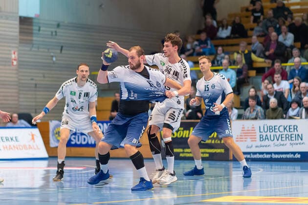 Jan Schult Nr 19, VfL Luebeck Schwartau vs Adrian Kammlodt Nr 30, EHV Aue VfL Luebeck Schwartau vs EHV Aue, Handball, 2 League, 21 11 19 Luebeck Schleswig Holstein Germany Hansehalle Copyright: xAgentur54Gradx xChristianxSchaffrathx