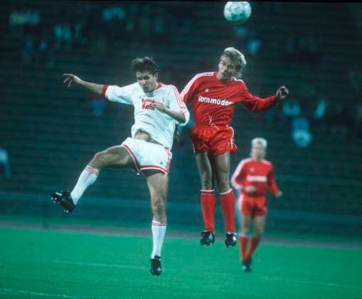 Uefa Cup 1 Round FC Bayern Munich Legia Warsaw 07 09 1988 Header duel between Hans Dieter Flick FCB re and Dariusz Dziekanowski Warsaw HM