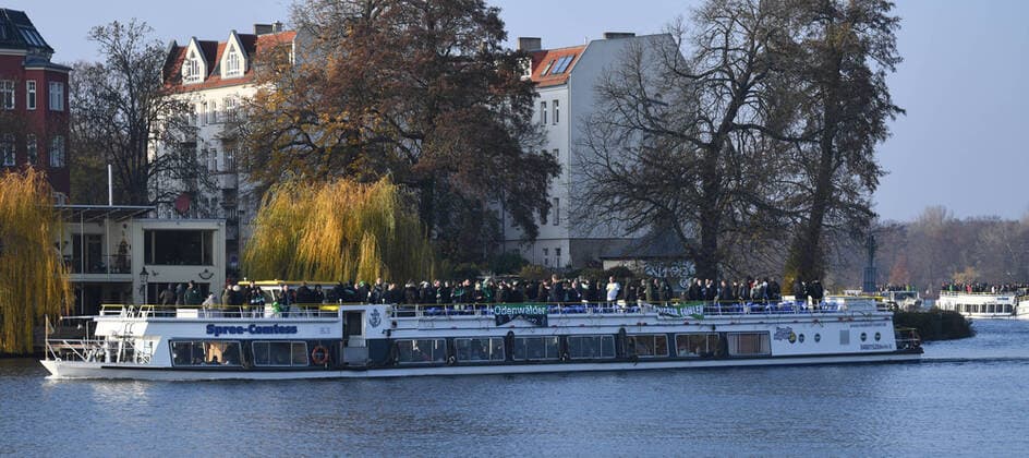 Bilder des Jahres 2019, Sport 11 November Fussball, Herren, Saison 2019 2020, 1. Bundesliga (12. Spieltag), 1. FC Union Berlin - Borussia Mönchengladbach, rund 800 Fans von Mönchengladbach kamen fast zeitgleich auf vier Dampfern in der Köpenicker Altstadt am Luisenhain an, 23.11. 2019, *** Soccer, men, season 2019 2020, 1 Bundesliga 12 matchday , 1 FC Union Berlin Borussia Mönchengladbach, about 800 fans of Mönchengladbach arrived almost simultaneously on four steamers in the old town of Köpenick at Luisenhain, 23 11 2019, Copyright: xMatthiasxKochx