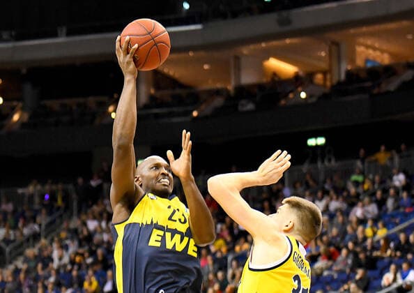 23 11 2019, xlakx, Basketball BBL, Alba Berlin EWE Baskets Oldenburg emspor, from left to right Rickey Paulding EWE Baskets Oldenburg, No 23 ,Rokas Giedraitis Alba Berlin, No 31 Berlin