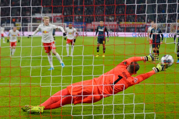 Bilder des Jahres 2019, Sport 11 November Sport Bilder des Tages Fußball Bundesliga, Saison 2019 2020, 12. Spieltag, RB Leipzig vs. 1. FC Köln (23.11.2019) Emil Forsberg (Angreifer RB Leipzig, Rueckennummer 10, 10) (hinten links) erzielt das 2:0 per Foulelfmeter gegen Timo Horn (Torwart Koeln, Rueckennummer 1) (vorn) beim Bundesliga-Spiel Leipzig gegen Köln (23.11.2019). Horn streckt sich vergebens. Leipzig Sachsen Deutschland Red-Bull Arena *** Football Bundesliga, season 2019 2020, 12 matchday, RB Leipzig vs. 1 FC Köln 23 11 2019 Emil Forsberg attacker RB Leipzig, back number 10, 10 rear left scored the 2 0 by penalty kick against Timo Horn goalkeeper Koeln, back number 1 front at Bundesliga match Leipzig vs. Köln 23 11 2019 Horn stretches in vain Leipzig Sachsen Deutschland Red Bull Arena