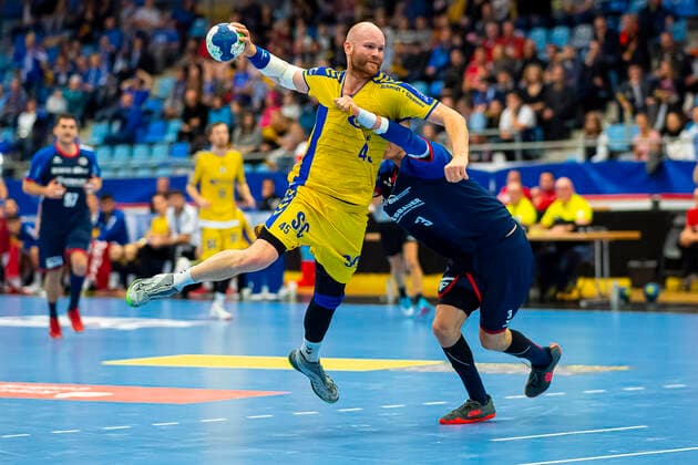 Bietigheim, Germany 23 November 2019 2 BL 19 20 SG BBM Bietigheim vs VfL Gummersbach Alexander Becker Gummersbach , Nikola Vlahovic Bietigheim Bietigheim Egetrans Arena Baden Württemberg Germany