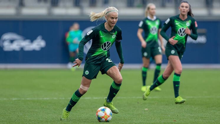 v li Pernille Harder VfL Wolfsburg, 22 am Ball, Aktion, Action, DIE DFB RICHTLINIEN UNTERSAGEN ANY USE OF PHOTOGRAPHS AS IMAGE SEQUENCES AN OR QUASI VIDEO , 23 11 2019, Wolfsburg Germany , Football, Flyeralarm Frauen Bundesliga, VfL Wolfsburg FC Bayern München xobx