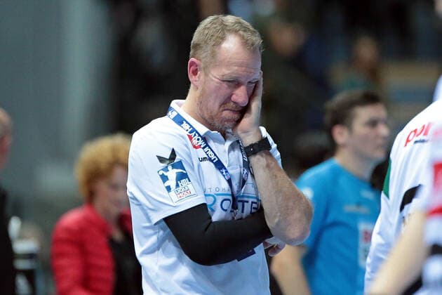23 11 2019, xovx, Handball Bundesliga, HSG Wetzlar TSV GWD Minden emspor, v l Coach Frank Carstens GWD Minden disappointed, disappointed looking, dissapointed, Freisteller DFL DFL REGULATIONS PROHIBIT ANY USE OF PHOTOGRAPHS as IMAGE SEQUENCES and or QUASI VIDEO Wetzlar