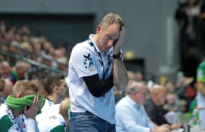 23 11 2019, xovx, Handball Bundesliga, HSG Wetzlar TSV GWD Minden emspor, Coach Frank Carstens GWD Minden disappointed, looking disappointed, dissapointed, Freisteller DFL DFL REGULATIONS PROHIBIT ANY USE OF PHOTOGRAPHS as IMAGE SEQUENCES and or QUASI VIDEO Wetzlar