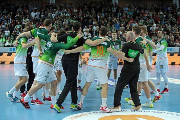 23 11 2019, xovx, Handball Bundesliga, HSG Wetzlar TSV GWD Minden emspor, v l The players of the HSG Wetzlar celebrate the 26 23 victory against Minden DFL DFB REGULATIONS PROHIBIT ANY USE OF PHOTOGRAPHS as IMAGE SEQUENCES and or QUASI VIDEO Wetzlar