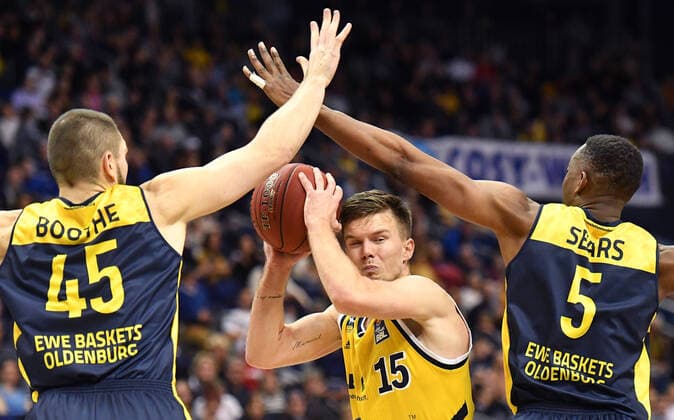 Martin Hermannsson ALBA , with ball, left Nathan Boothe Oldenburg , right Justin Sears Oldenburg , ALBA Berlin EWE Basket Oldenburg Basketball, easy Credit BBL , men, men, men, men, season 2019 2020 Berlin, 23 11 2019, Mercedes Benz Arena