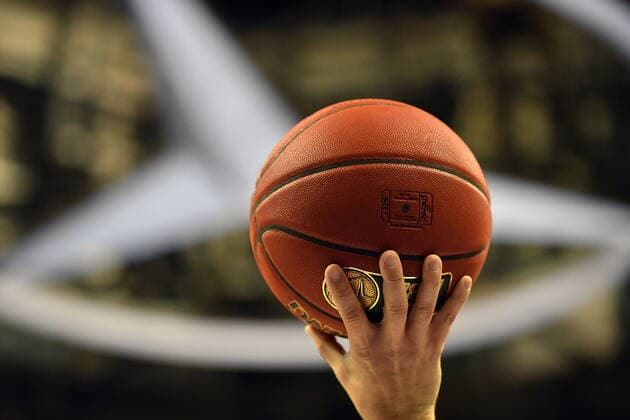 Referee holds the ball high ALBA Berlin EWE Basket Oldenburg Basketball, easy Credit BBL , men, men, men, men, men, season 2019 2020 Berlin, 23 11 2019, Mercedes Benz Arena
