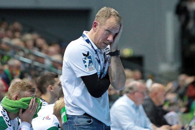 23 11 2019, xovx, Handball Bundesliga, HSG Wetzlar TSV GWD Minden emspor, Coach Frank Carstens GWD Minden disappointed, looking disappointed, dissapointed, Freisteller DFL DFL REGULATIONS PROHIBIT ANY USE OF PHOTOGRAPHS as IMAGE SEQUENCES and or QUASI VIDEO Wetzlar