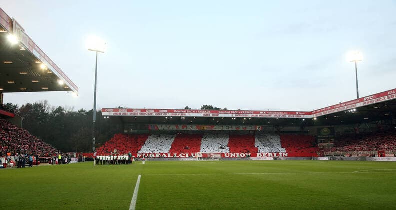Choreografie Waldseite rot weiß Übersicht Fußball Fussball DFL Bundesliga Herren Saison 2019 2020 23.11.2019 1.FC Union Berlin FCU vs. Borussia Mönchengladbach BMG DFL regulations prohibit any use of photographs as image sequences and or quasi-video. *** choreography forest side red white overview sports football football DFL Bundesliga men season 2019 2020 23 11 2019 1 FC Union Berlin FCU vs Borussia Mönchengladbach BMG DFL regulations prohibit any use of photographs as image sequences and or quasi video