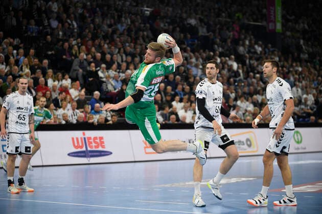 Maciej Gebala SC DHfK Leipzig, 28 in front of Hendrik Pekeler THW Kiel, 61 and Harald Reinkind THW Kiel, 6 , Handball Bundesliga, Liqui Moly HBL, Men, 14 Matchday, THW Kiel vs. SC DHfK Leipzig, 24 11 19 Kiel Sparkassen Arena Schleswig Holstein Germany