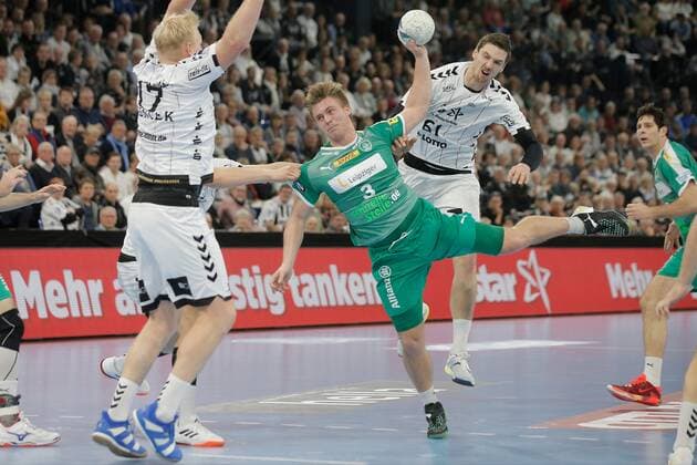 1 Handball Bundesliga THW Kiel SC DHfK Leipzig, Kiel, 24 11 2019 Franz Semper Leipzig, 3 in throw against Patrick Wiencek Kiel, 17 and Hendrik Pekeler Kiel, 61 Copyright: xBEAUTIFULxSPORTS DRPx
