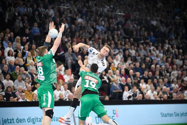 Nikola Bilyk THW Kiel, 53 in front of Maciej Gebala SC DHfK Leipzig, 28 and Bastian Roscheck SC DHfK Leipzig, 19 , Handball Bundesliga, Liqui Moly HBL, Men, 14 game day, THW Kiel vs. SC DHfK Leipzig, 24 11 19 Kiel Sparkassen Arena Schleswig Holstein Germany