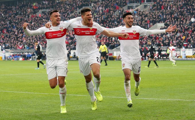 Bilder des Jahres 2019, Sport 11 November 24.11.2019 Deutschland, Stuttgart, Fußball 2. Bundesliga 14. Spieltag, VfB Stuttgart vs. Karlsruher SC: Jubel über das Tor zum 1:0, v.l. Torschütze Philipp Förster, Mario Gomez, Nicolas Gonzalez (VfB) DFL REGULATIONS PROHIBIT ANY USE OF PHOTOGRAPHS AS IMAGE SEQUENCES AND OR QUASI-VIDEO. Gemäß den Vorgaben der DFL Deutsche Fußball Liga ist es untersagt, in dem Stadion und oder vom Spiel angefertigte Fotoaufnahmen in Form von Sequenzbildern und oder videoähnlichen Fotostrecken zu verwerten bzw. verwerten zu lassen. *** 24 11 2019 Germany, Stuttgart, Football 2 Bundesliga 14 Matchday, VfB Stuttgart vs Karlsruher SC Jubel about the goal to 1 0, v l Scorer Philipp Förster, Mario Gomez, Nicolas Gonzalez VfB DFL REGULATIONS PROHIBIT ANY USE OF PHOTOGRAPHS AS IMAGE SEQUENCES AND OR QUASI VIDEO According to the guidelines of the DFL Deutsche Fußball Liga, it is prohibited to use or have used photographs taken in the stadium and or during the match in the form of sequence images and or video-like photo sequences