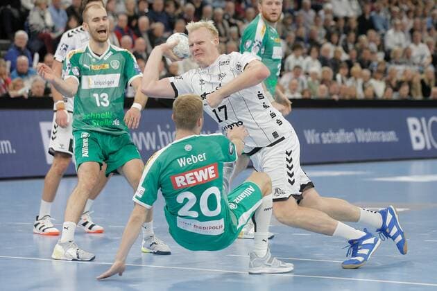 1 Handball Bundesliga THW Kiel SC DHfK Leipzig, Kiel, 24 11 2019 Patrick Wiencek Kiel, 17 wins the round against Philipp Weber Leipzig, 20 Copyright: xBEAUTIFULxSPORTS DRPx