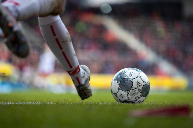 Bilder des Jahres 2019, Sport 11 November 24.11.2019, Fussball, GER, Saison 2019 2020, 2. Bundesliga, 14. Spieltag, SSV Jahn Regensburg - 1. FC Heidenheim Max Besuschkow (SSV Jahn Regensburg) beim Eckball DFL REGULATIONS PROHIBIT ANY USE OF PHOTOGRAPHS AS IMAGE SEQUENCES AND OR QUASI-VIDEO. *** 24 11 2019, Soccer, GER, Season 2019 2020, 2 Bundesliga, 14 Matchday, SSV Jahn Regensburg 1 FC Heidenheim Max Besuschkow SSV Jahn Regensburg at the corner DFL REGULATIONS PROHIBIT ANY USE OF PHOTOGRAPHS AS IMAGE SEQUENCES AND OR QUASI VIDEO