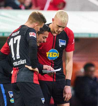 Football Augsburg-Berlin , Augsburg, November 24, 2019. Ante COVIC, Hertha headcoach, team manager, Marius WOLF, Hertha 30 Maximilian MITTELSTÄDT, Hertha 17 talk, discuss, argue, entertain, action, give instructions, FC AUGSBURG - HERTHA BSC BERLIN - DFL REGULATIONS PROHIBIT ANY USE OF PHOTOGRAPHS as IMAGE SEQUENCES and or QUASI-VIDEO - 1.German Soccer League , Augsburg, November 24, 2019. Season 2019 2020, matchday 12,