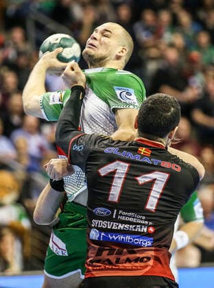 24 11 2019, Berlin, Handball, EHF Cup, 3 Round, 6 Matchday, Return match, Max Schmeling Halle, Foxes Berlin vs. HK Malmö Berlins Paul Drux l throws the ball against the defense of Kassem Awad of HK Malmö Foxes Berlin HK Malmö