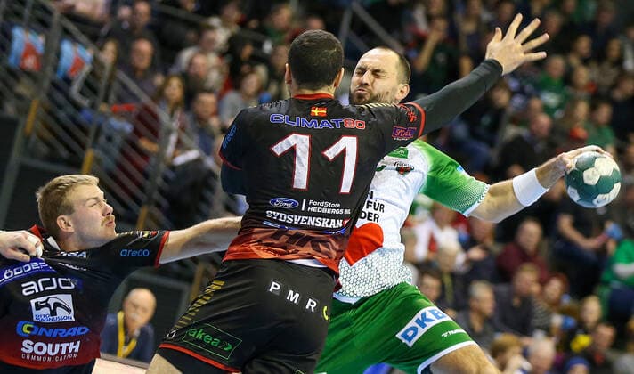 24 11 2019, Berlin, Handball, EHF Cup, 3 Round, 6 Matchday, Return match, Max Schmeling Halle, Foxes Berlin vs. HK Malmö Berlins Michael Müller r fights against Malmös Defense from Daniel Ekman l and Kassem Awad M Foxes Berlin HK Malmö