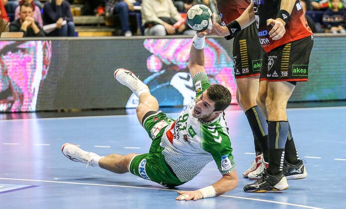 24 11 2019, Berlin, Handball, EHF Cup, 3 Round, 6 Matchday, Return match, Max Schmeling Halle, Foxes Berlin vs. HK Malmö Berlins Mijajlo Marsenic throws the ball on the goal Foxes Berlin HK Malmö