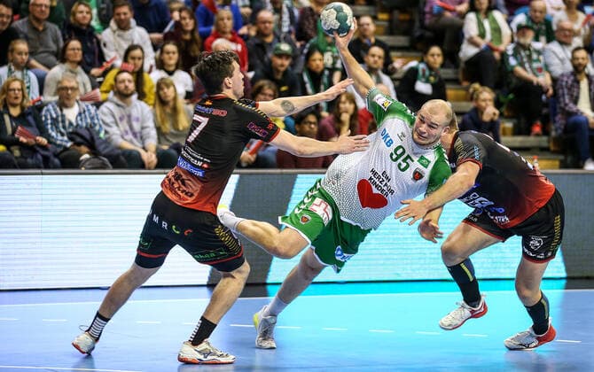 24 11 2019, Berlin, Handball, EHF Cup, 3 Round, 6 Matchday, Return match, Max Schmeling Halle, Foxes Berlin vs. HK Malmö Berlins Paul Drux M will be stopped by Malmös defense from Tim Hilding l ud Anton Blickhammar r Foxes Berlin HK Malmö
