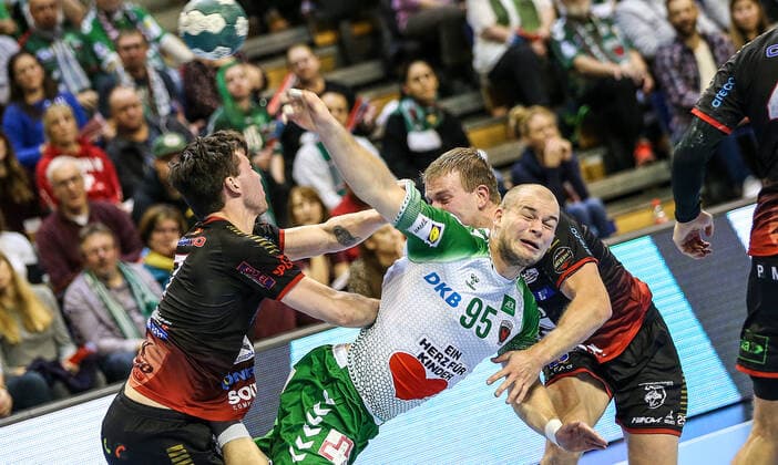 24 11 2019, Berlin, Handball, EHF Cup, 3 Round, 6 Matchday, Return match, Max Schmeling Halle, Foxes Berlin vs. HK Malmö Berlins Paul Drux M will be stopped by Malmös defense from Tim Hilding l ud Anton Blickhammar r Foxes Berlin HK Malmö