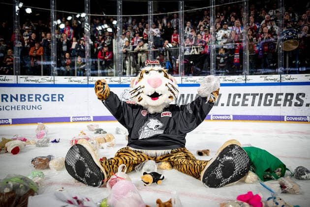 24 11 2019 Ice Hockey Season 2019 2020 DEL 21 Matchday Thomas Sabo Ice Tigers Icetigers Nürnberg Düsseldorfer EG ThHa Pucki Mascot, Thomas Sabo Ice Tigers with cuddly toys in front of the fans