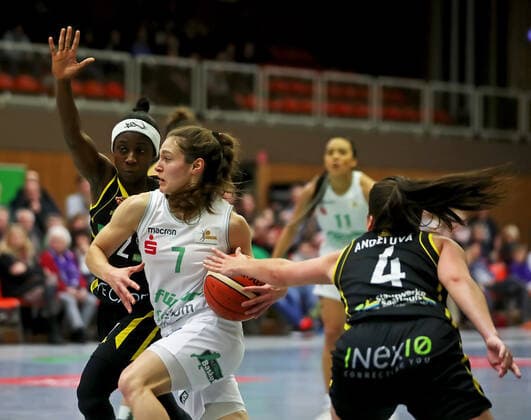 gsd zje Season 2019 20 Basketball Women Bundesliga DBBL flippo Baskets BG 74 inexio Royals Saarlouis Göttingens Jennifer Crowder on ball against Saarlouis Seraphina Asumah Kofoh left and Andrea Andelova SPFhna8729