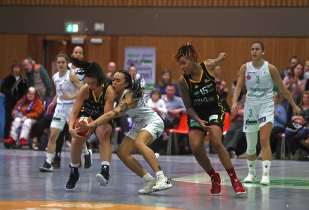 gsd zje Season 2019 20 Basketball Women Bundesliga DBBL flippo Baskets BG 74 inexio Royals Saarlouis Göttingens Megan Mullings on ball against Saarlouis Corinna Dobroniak Right Saarlouis Caitlin Jenkins SPFhna8729