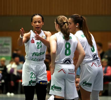 gsd zje Season 2019 20 Basketball Ladies Bundesliga DBBL flippo Baskets BG 74 inexio Royals Saarlouis Göttingens Cayla McMorris left with Jill Morton and Ivana Blazevic right SPFhna8729