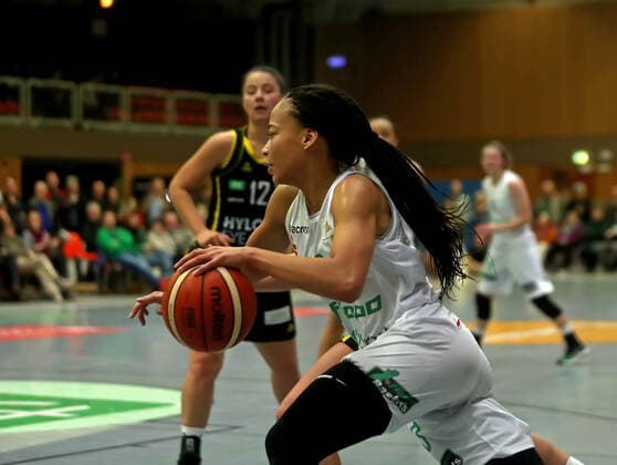gsd zje Season 2019 20 Basketball Women Bundesliga DBBL flippo Baskets BG 74 inexio Royals Saarlouis Göttingens Cayla McMorris on ball against Saarlouis Andrea Andelova SPFhna8729