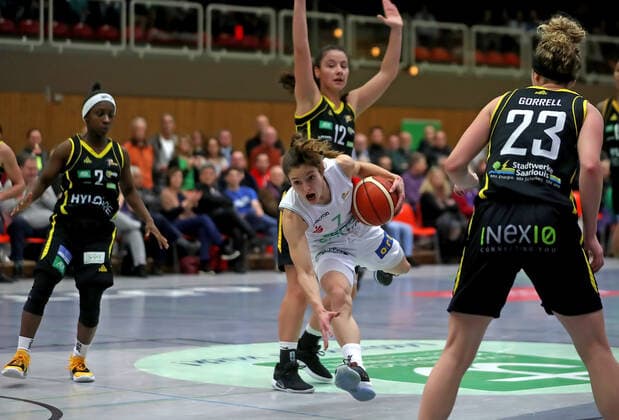 gsd zje Season 2019 20 Basketball Women Bundesliga DBBL flippo Baskets BG 74 inexio Royals Saarlouis Göttingens Jennifer Crowder on ball against Saarlouis Seraphina Asumah Kofoh left and Corinna Dobroniak and Alison Gorrell right SPFhna8729