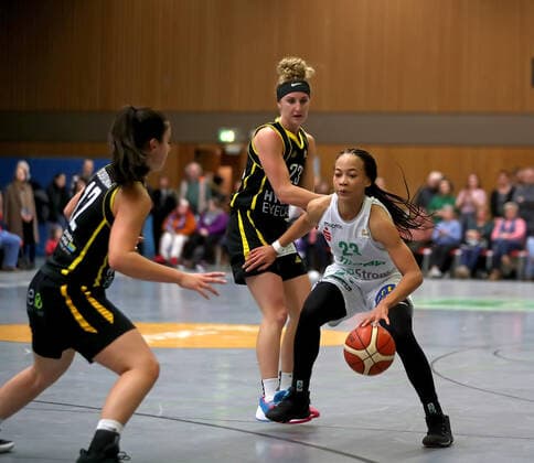 gsd zje Season 2019 20 Basketball Women Bundesliga DBBL flippo Baskets BG 74 inexio Royals Saarlouis Göttingens Cayla McMorris on ball against Saarlouis Alison Gorrell and Corinna Dobroniak left SPFhna8729