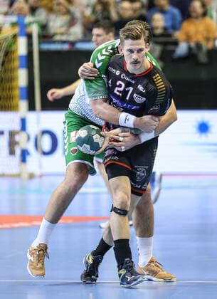 24 11 2019, Berlin, Handball, EHF Cup, 3 Round, 6 Matchday, Return match, Max Schmeling Halle, Foxes Berlin vs. HK Malmö Malmös Hampus Olsson r will be moored by Berlins defense Foxes Berlin HK Malmö