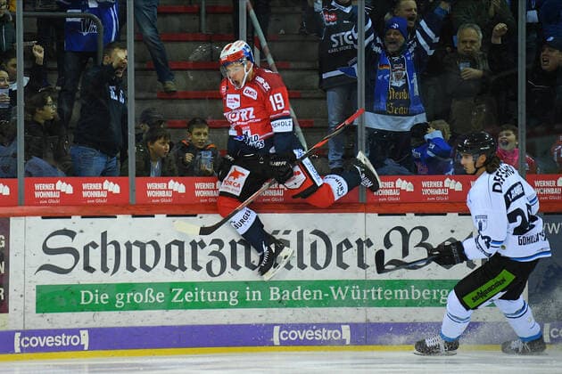 Bilder des Jahres 2019, Sport 11 November Matthew Carrey (Schwenninger Wild Wings) GER, Eishockey, DEL, Schwenninger Wild Wings - Straubing Tigers, 24.11.2019 Villingen-Schwenningen *** Matthew Carrey Schwenninger Wild Wings GER, ice hockey, DEL, Schwenninger Wild Wings Straubing Tigers, 24 11 2019 Villingen Schwenningen Copyright: xLaegler xEibner-Pressefotox EP_slr