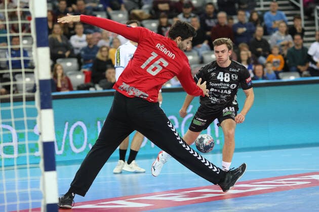 Zagreb, 24.11.2019. - Arena Zagreb hall, 2019 20 EHF Men s Champions League Group Phase. HC PPD Zagreb (white) - Elverum (black) 30:27 GUDJONSSON Sigvaldi Bjorn (48) vs ASANIN Matej (16) 