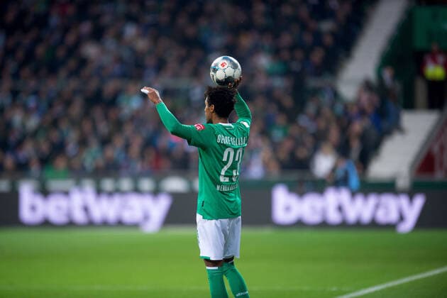 Bremen, Germany 23 11 2019 1 Bundesliga 2019 2020 SV Werder Bremen vs. FC Schalke 04 throw-in Theodore Gebre Selassie Bremen in background betway, sports betting DFL regulations prohibit any use of photographs as image sequences and or quasi video Bremen Bremen Germany Weserstadion